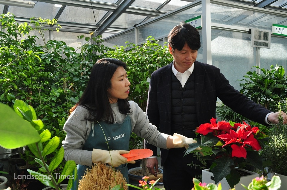 김태완 대전시 운영지원과 주무관과 최지이 원예사가 청사가 운영하는 화분병원과 식물관리에 대해 설명하고 있다.