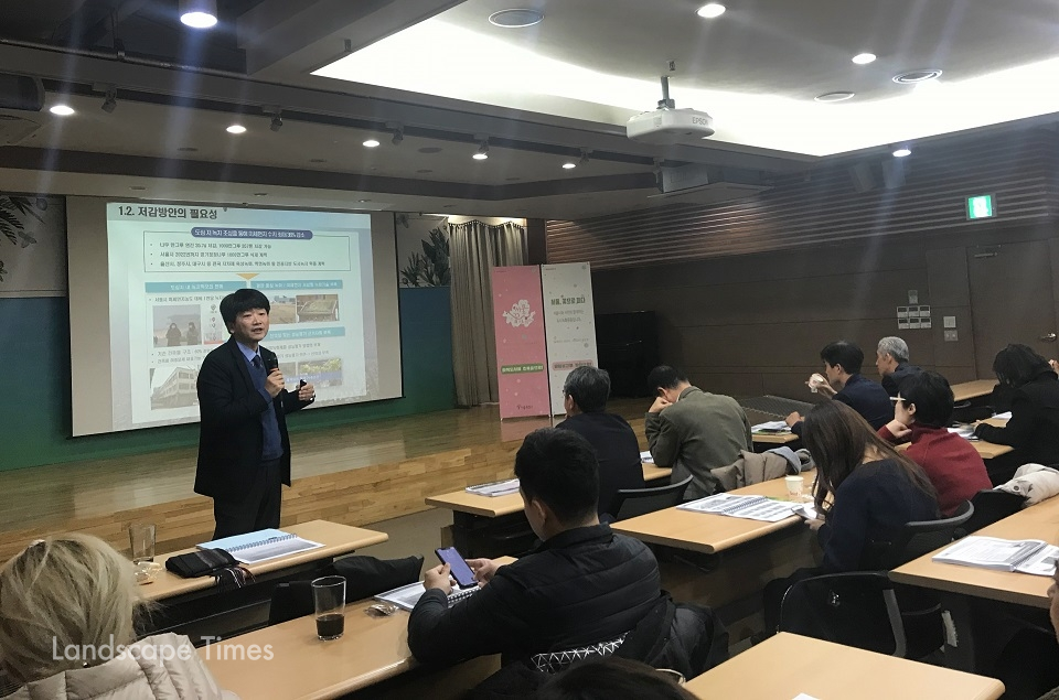 김철민 (주)한국도시녹화 대표는 ‘식물바이오필터를 활용한 도시회복력 확보방안’을 주제로 특별강연을 가졌다.