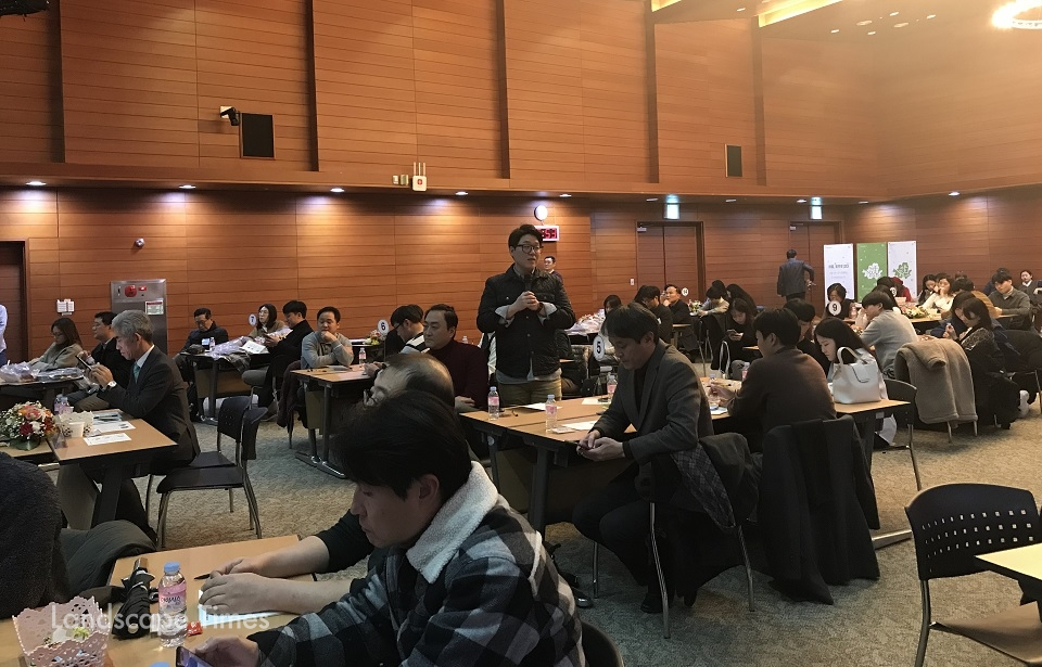 서울시가 학계·업계 전문가 및 시민들의 아이디어를 녹화정책에 반영하는 ‘2019 숲과 정원의 도시 서울 워크숍’을 지난 26일(목) 포스트타워 대회의실에서 개최했다.