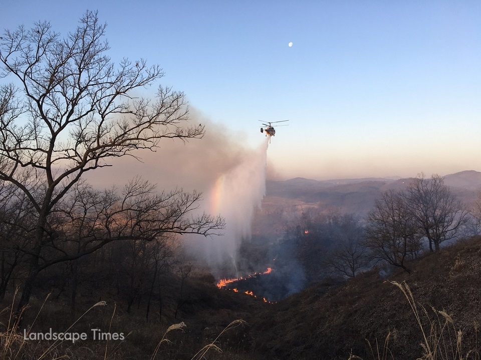 경기도가 올해부터 산불진화헬기 20대를 임차 운영함으로써 산불 초기 대응에 나선다. ⓒ경기도