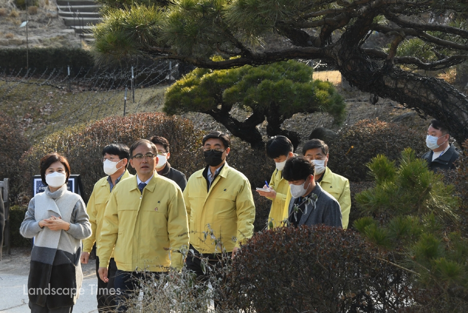 지난 6일 박종호 산림청장이 아침고요수목원 현장을 방문했다.(왼쪽 3번째)  ⓒ산림청