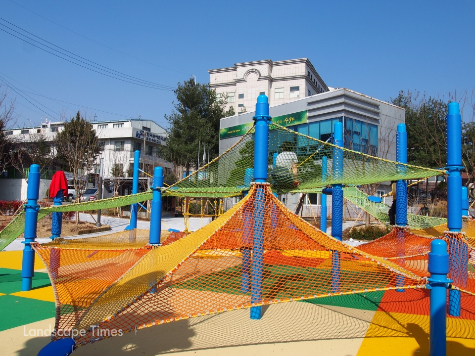 플레이마스터가 지난달 시공한 수원 세일어린이공원에 설치된 놀이시설물.