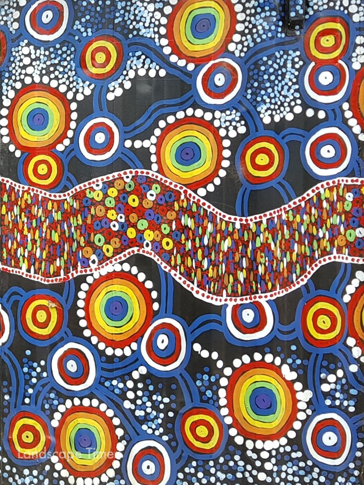 ‘토양과 비 그리고 세계인은 하나다.’라는 의미를 담고 있는 호주 원주민 자슨 킹(Jason King)의 작품