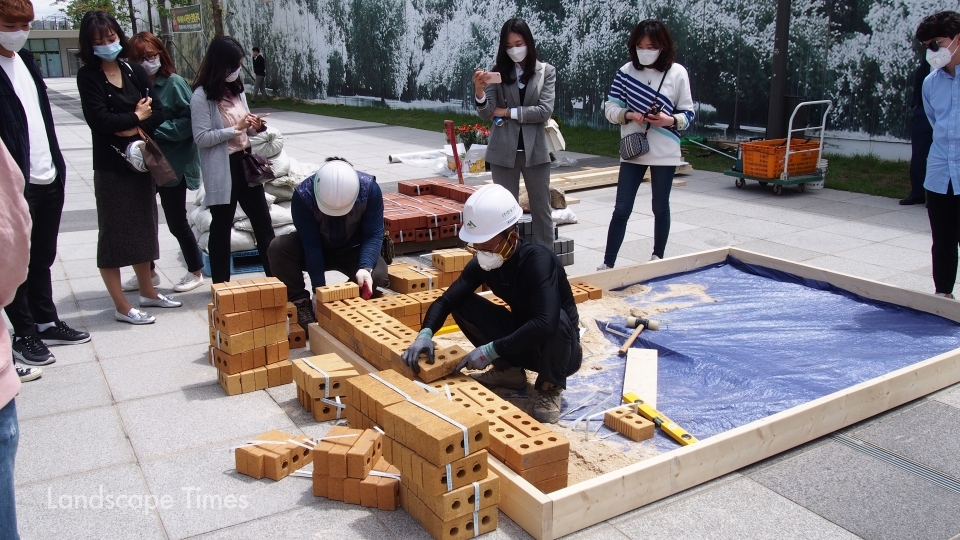 지난 20일 서울식물원에서 개최된 2020 조경기능 콩쿠르 시험 시연 진행 모습  ⓒ한국조경신문DB