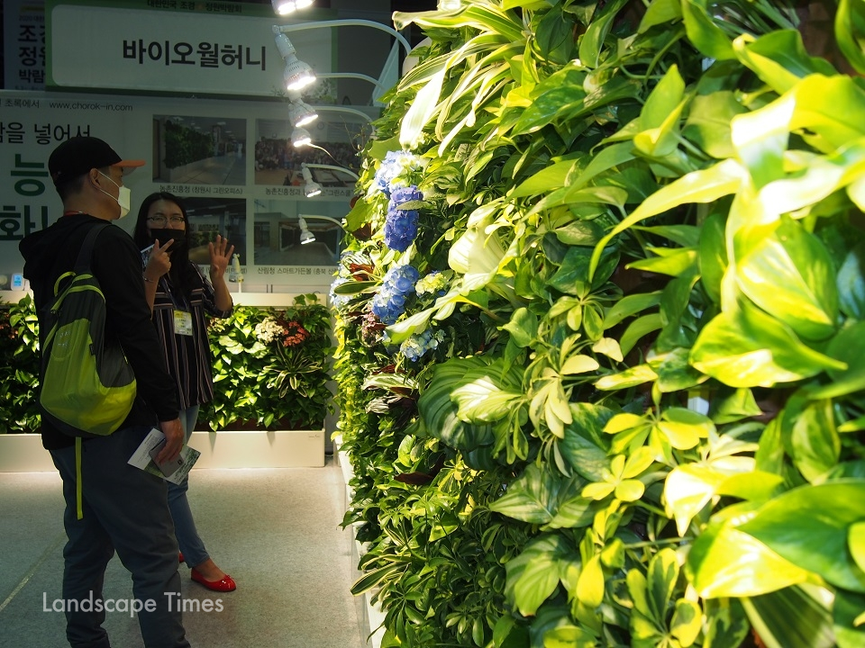 대한민국 조경정원박람회에서 전시 중인 초록에서의 바이오월 제품