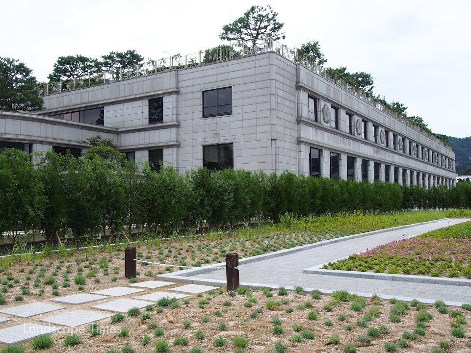지난 4월 완공된 헌법재판소 별관 옥상정원
