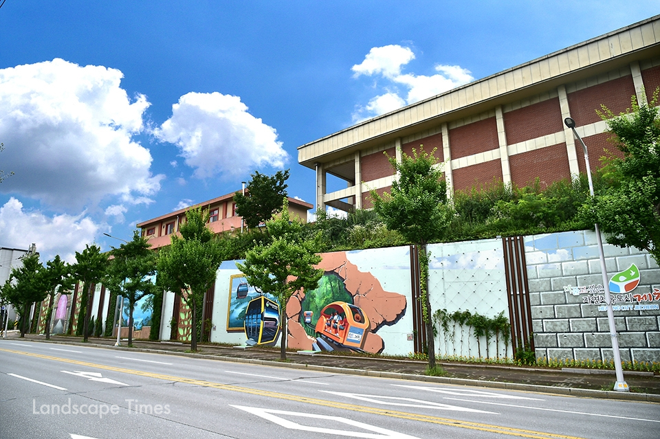 벽면녹화와 트릭아트 경관으로 변신한 제천중학교 옹벽   ⓒ제천시