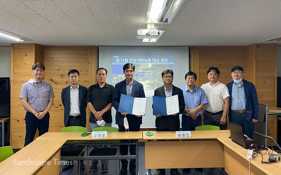 한국인공지반녹화협회가 지난 23일 올해부터 인공지반녹화대상을 생명의숲과 함께 공동 진행하는 내용의 업무협약을 체결했다. ⓒ한국인공지반녹화협회