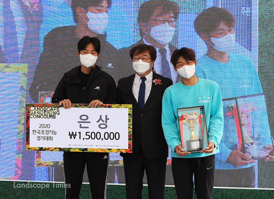 은상을 수상한 '함양하고제비' 팀 박원재(좌측), 장동민 참가자   ⓒ지재호 기자
