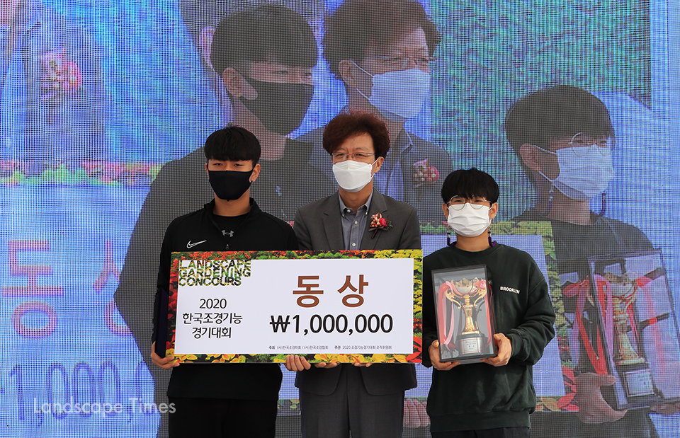 동상을 수상한 '아기돼지' 팀 남환희(좌측), 길민성 참가자   ⓒ지재호 기자