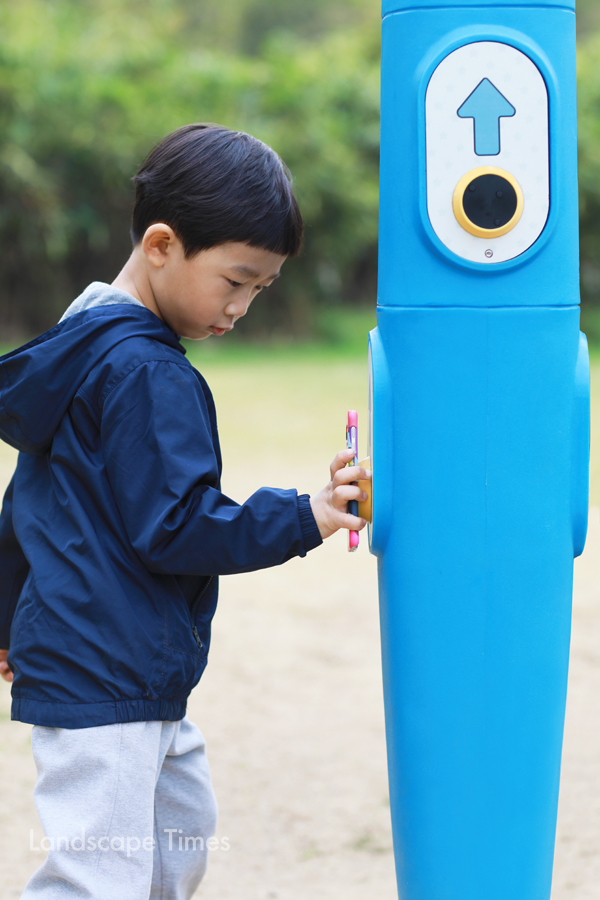 서울어린이대공원에 설치된 코드캐치를 스마트폰을 활용해 즐기고 있는 어린이  ⓒ아이땅