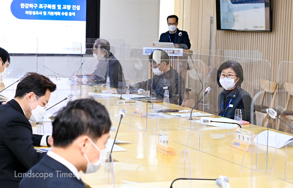 신준영 도 평화협력국장(사진 맨 우측)이 주재한 '한강하구포구 복원 기본계획 용역' 착수 보고회 모습   ⓒ경기도