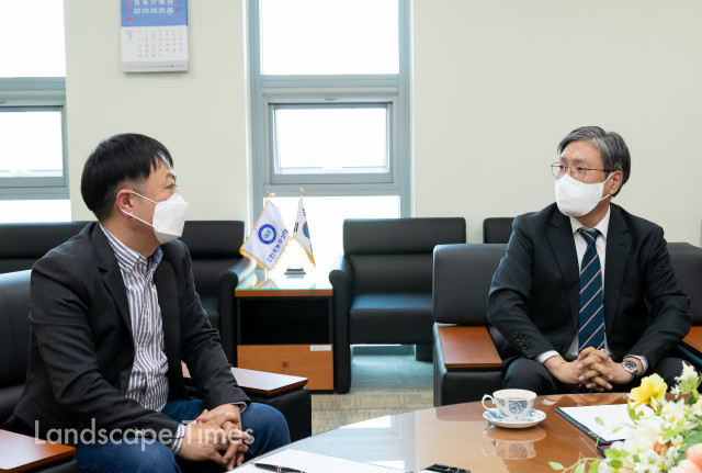 한국농수산대학이 양봉 전문 업체 온팜과 양봉 전문 인력 양성 등을 위한 업무 협약을 체결했다.