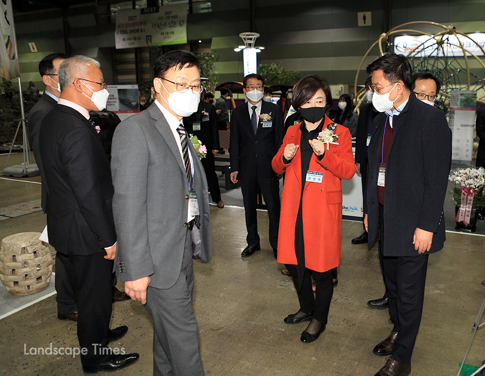박람회장을 둘러 보고 있는 진선미 의원  ⓒ지재호 기자