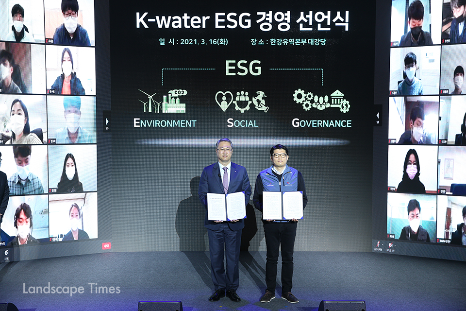 K-water가 지난 16일(화) 노사공동으로 ESG 경영을 선포했다.(왼쪽부터 박재현 K-water 사장, 노철민 K-water 노동조합 위원장 ⓒK-water