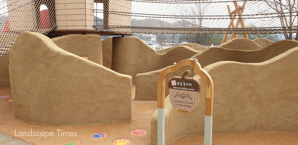 놀이터 내에 조성된 내벽은 아이들의 또다른 놀이 형태로 활용될 정도로 인기가 높다.  ⓒFC코리아랜드