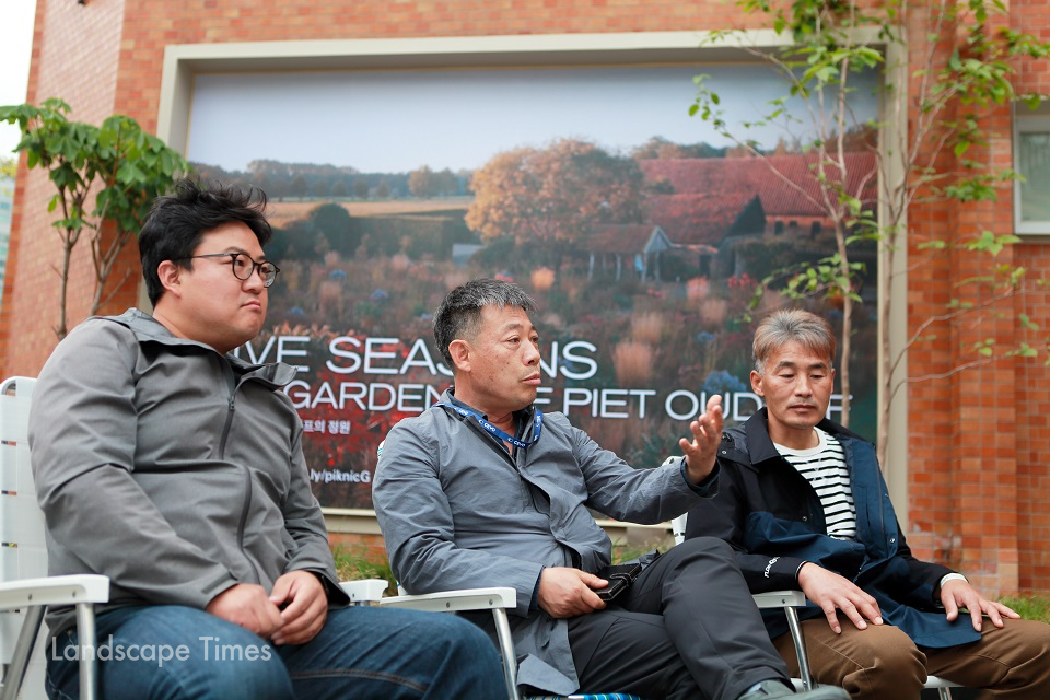 (왼쪽부터) 신준호 부장, 김봉찬 더가든 대표, 김미홍 부장