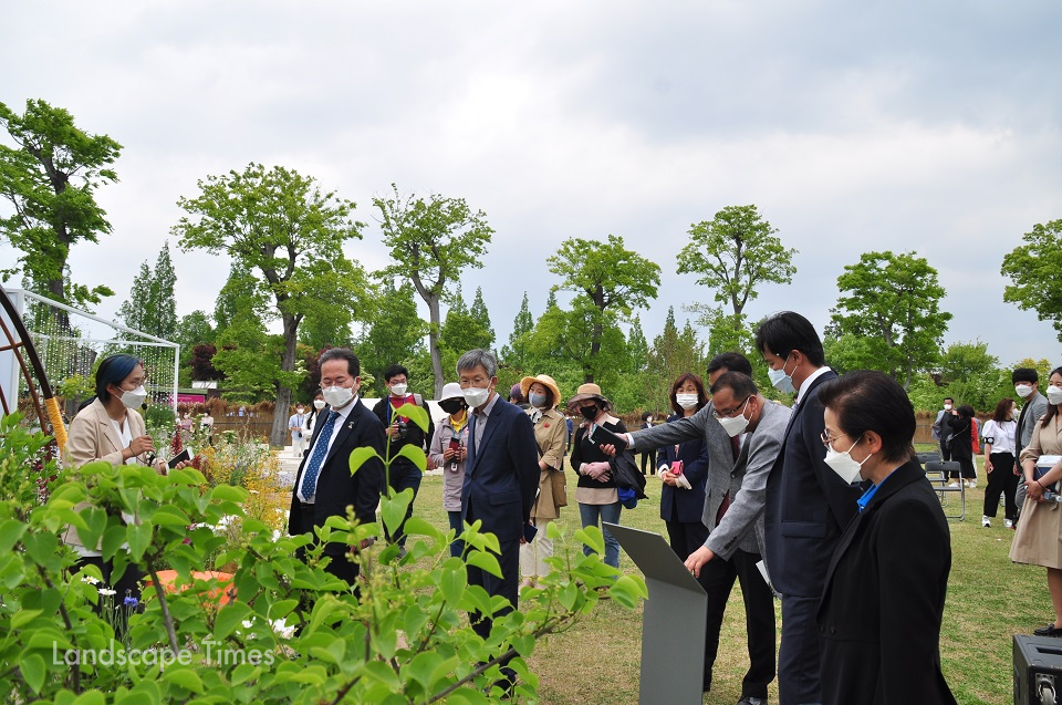 2020 코리아가든쇼 시상식 후 관계자 및 관람객들이 정원을 둘러보고 있다.