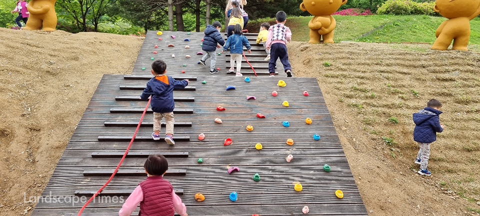 곤지암도자공원 내에 조성된 어린이 놀이터 '웃음소리언덕' ⓒ경기도