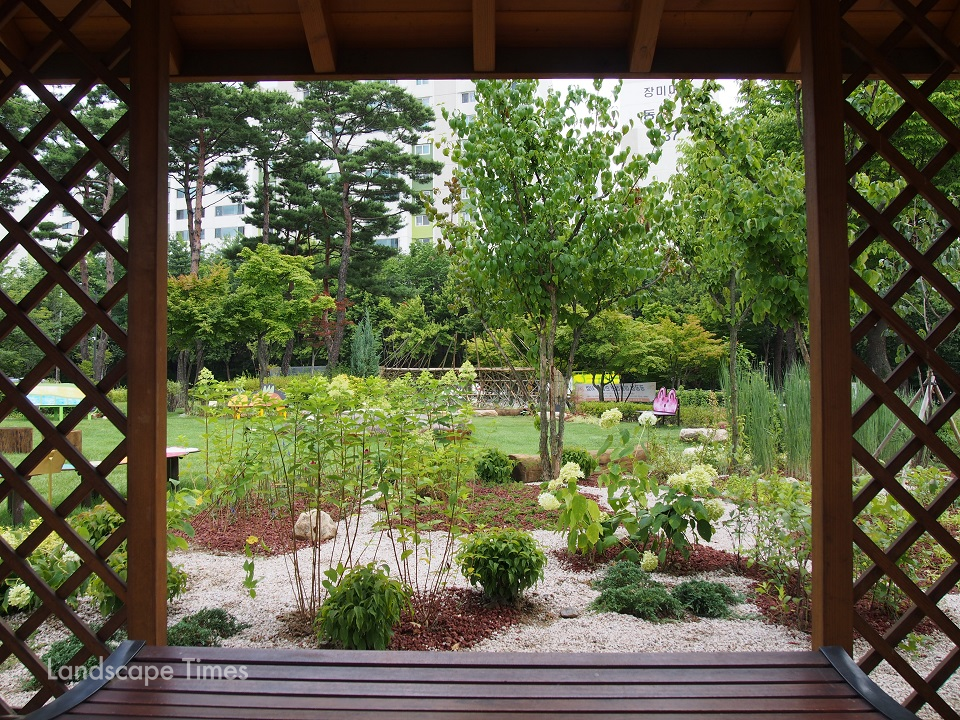 아이들이 정원에 있는 동안 앉아서 바라볼 수 있는 휴식용 퍼걸러. 퍼걸러가 프레임이 돼 정원은 작은 액자가 된다.