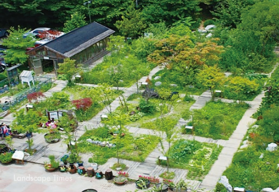 학교 내 부지에 틀밭 정원과 정원 작업장을 조성한 포천 추산초등학교 사례