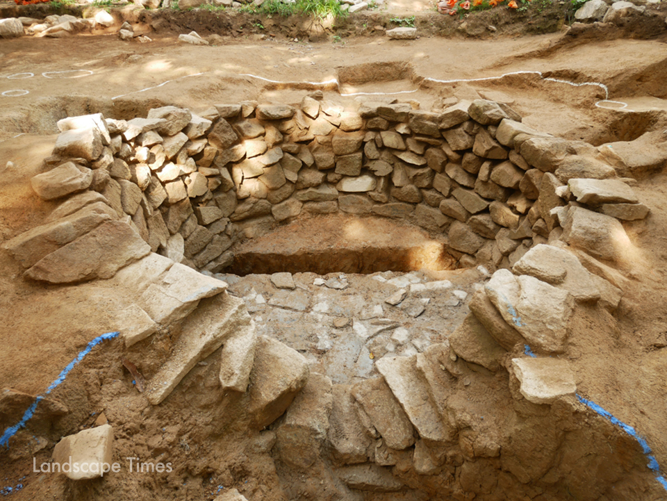 6~7세기 초에 만들어졌을 것으로 추정되는 남성벽 안쪽에서 발굴된 집수시설  ⓒ남원시
