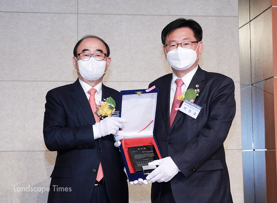 감사패 전달 후 기념 촬영하고 있는 심왕섭 이사장(좌측)과 이헌승 의원  ⓒ지재호 기자