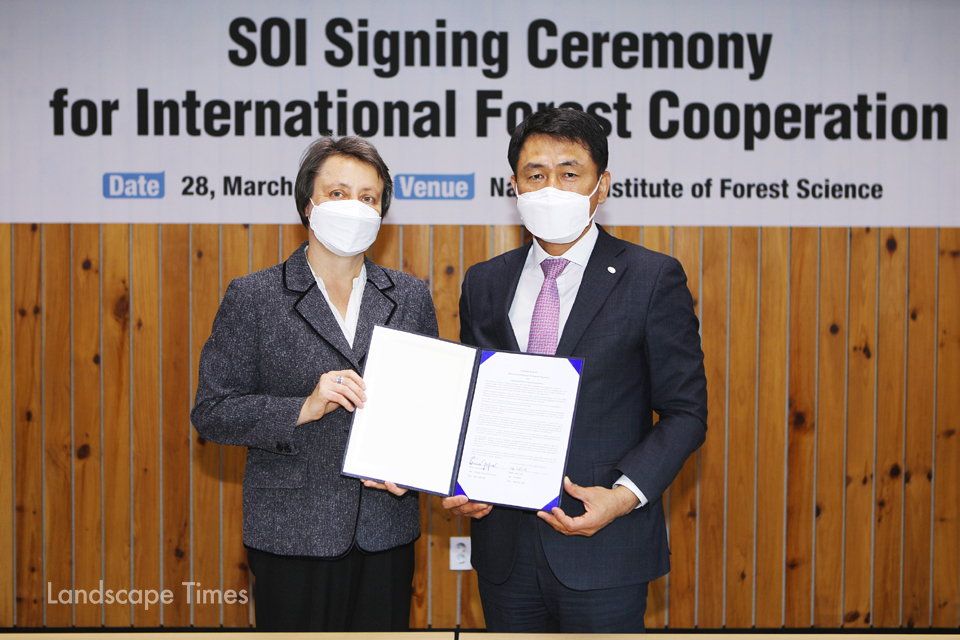 박현 국립산림과학원장(우측)과 앤 유프터 UNDP서울정책센터 소장   ⓒ국립산림과학원