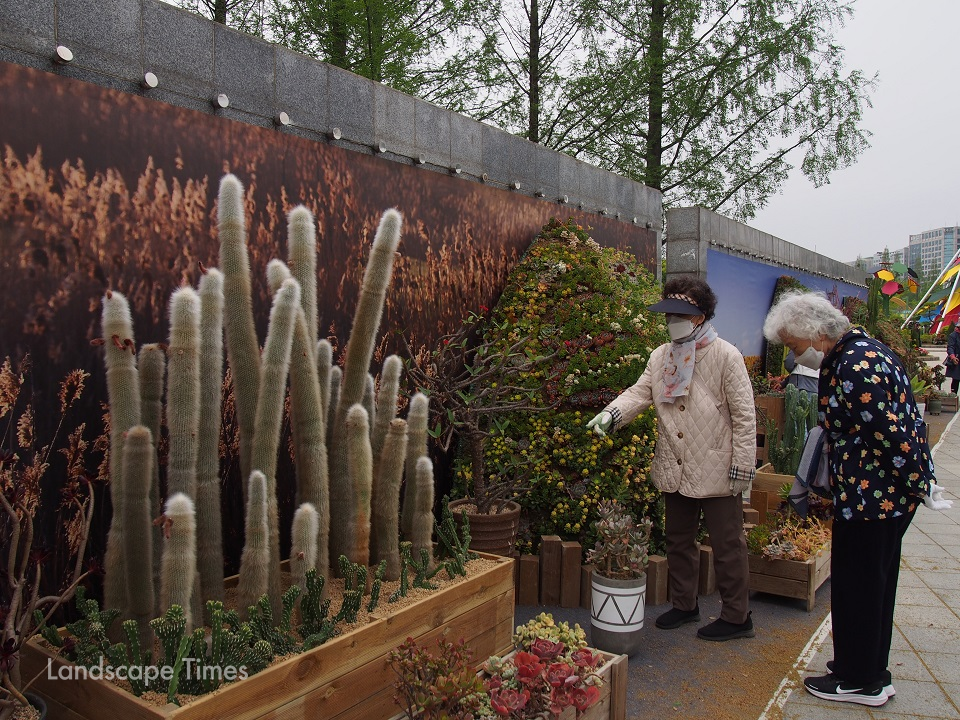 고양국제꽃박람회 호수공원 야외 행사장을 방문한 관람객들이 식물을 감상하고 있다.