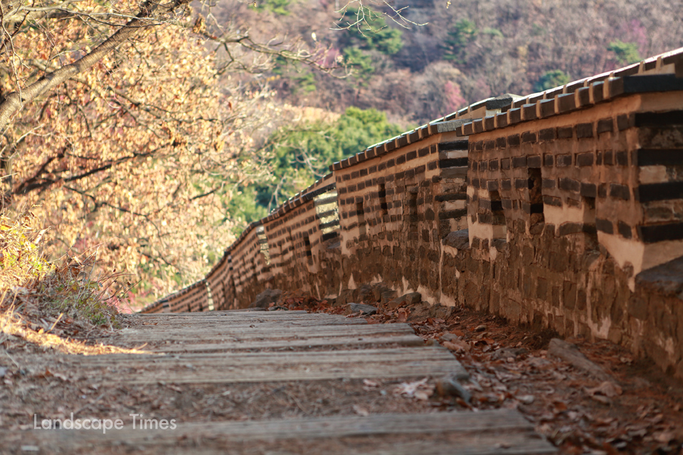 남한산성 남문 지화문에서 서문 방향으로 이어진 성곽 여장  ⓒ지재호 기자