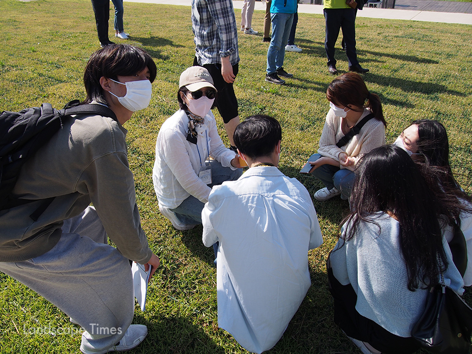 박서영 소재분과부회장(키그린 대표)이 가천대 학생들과 잔디매트에 대해 설명해 주고 있다.
