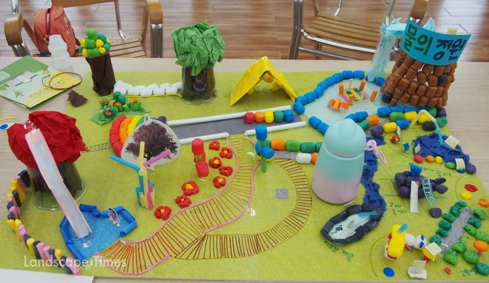 어린이조경학교에 참여한 초등학생들의 공원 모형 '물의 정원'