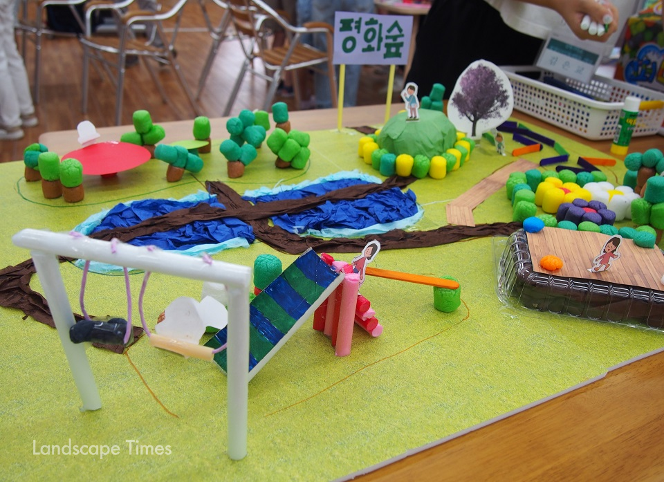 어린이조경학교에 참여한 초등학생들의 공원 모형 '평화숲'