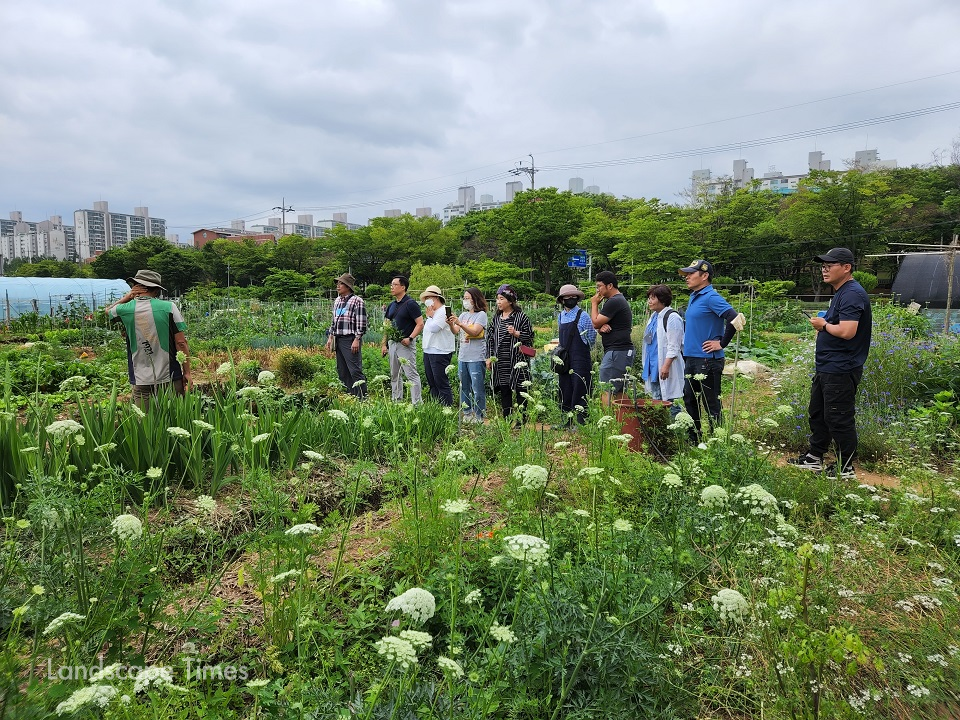 '찬우물농장'을 방문한 도시농업전문가 양성과정 교육생들