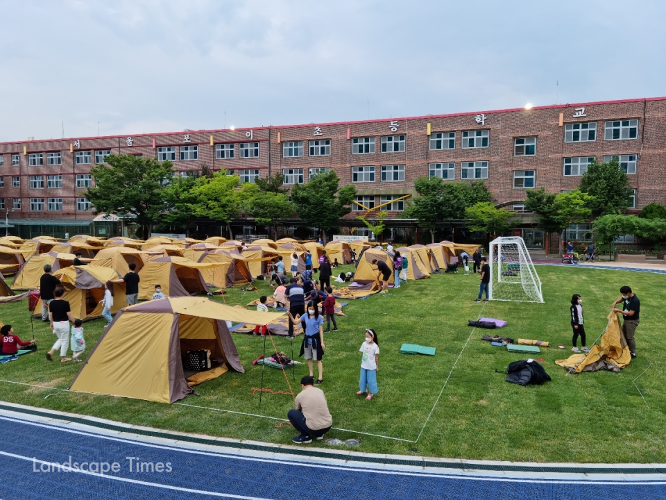 포이초교는 학교 잔디운동장에서 학부형과 아이가 함께하는 캠핑 이벤트를 진행했다  ⓒ엘그린