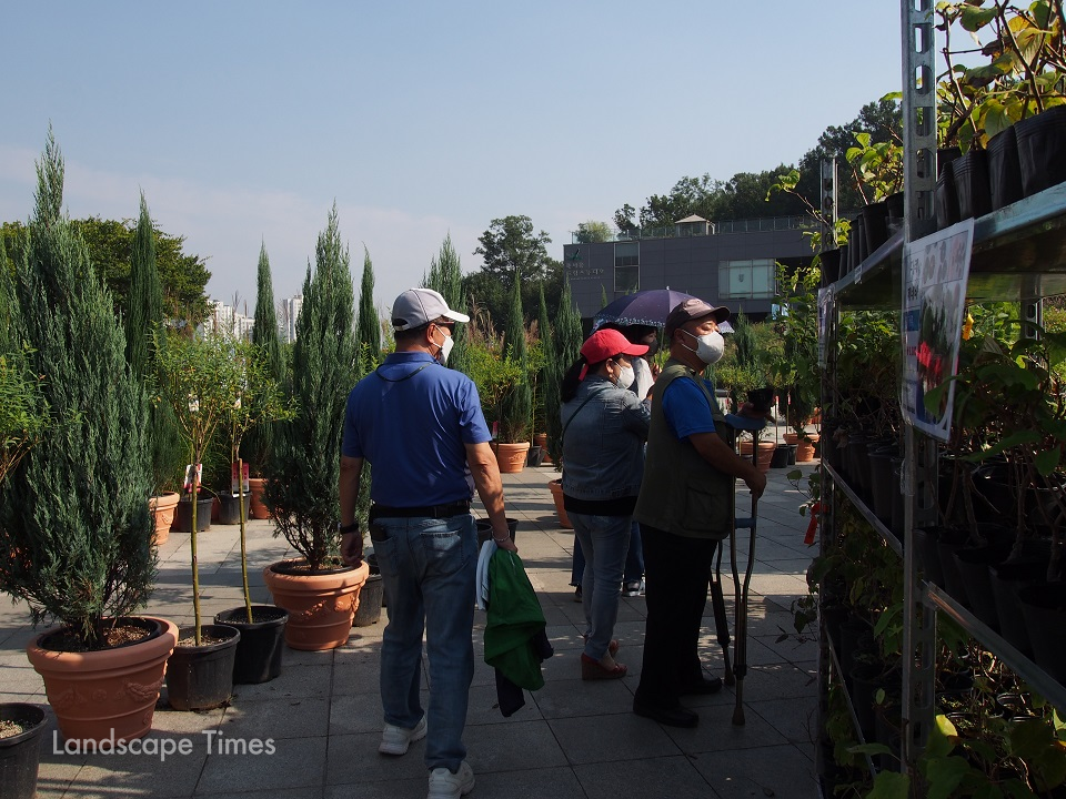 가든센터에서는 반려식물 및 정원식물을 구입할 수 있다.