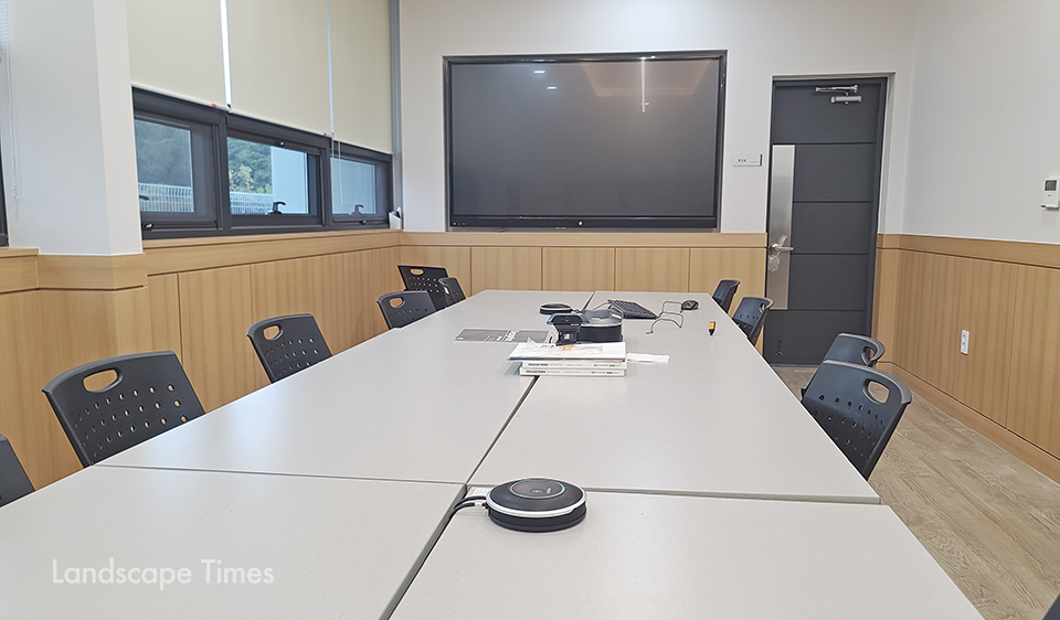 비대면 영상 회의가 가능한 첨단설비를 갖춘 회의실