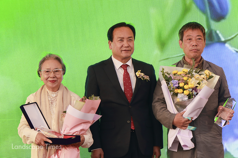 감사패를 전달 받은 안홍선 씨(좌측)와 김봉찬 더가든 대표, 이권재 오산시장(중앙)    ⓒ지재호 기자