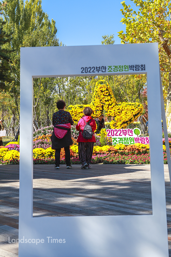 정원작품 전시장을 방문한 방문객들이 꽃 조형물 앞에서 사진을 찍고 있다    ⓒ지재호 기자