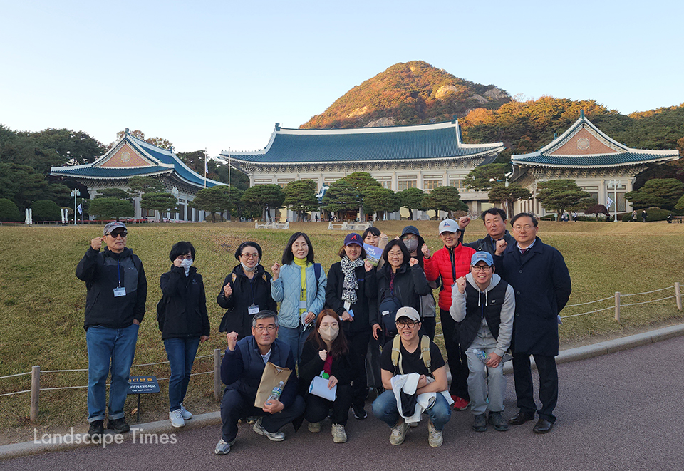 청와대에서 한국전통조경학회 답사 참가자들과 최종희 학회장(맨오른쪽)