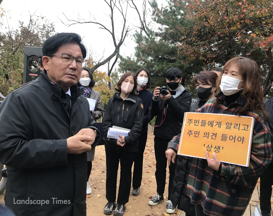 지난 4일 박강수 마포구청장이 성미산 삼단공원에서 무장애숲길 개발에 반대하는 주민과 만나 의견을 듣고 있다.
