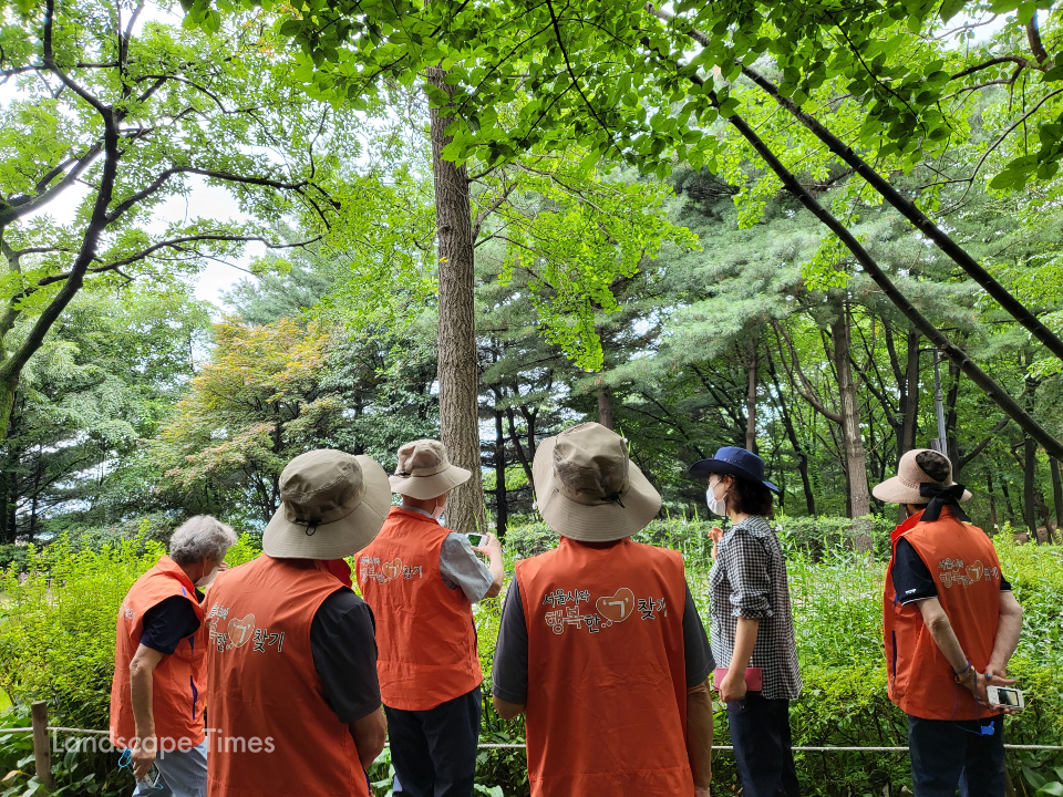 남산야외식물원에서 나무 설명을 드는 어르신 ⓒ 서울시