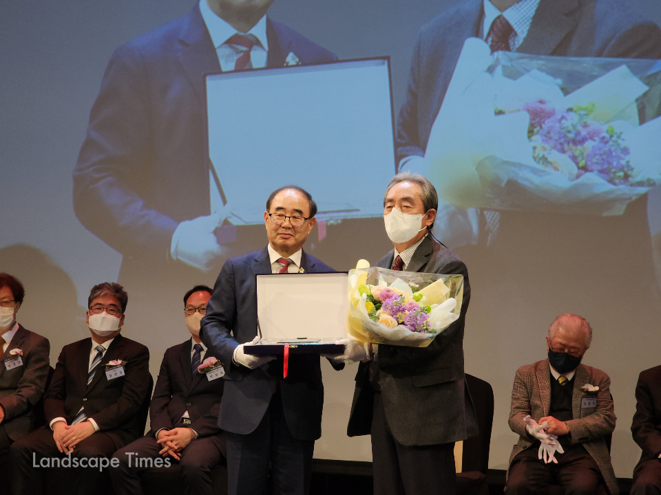 '한국조경50년 단체공로상'은 한국종합조경공사가 수상, 유의열 한국조경협회 고문이 수상자로 상을 받았다
