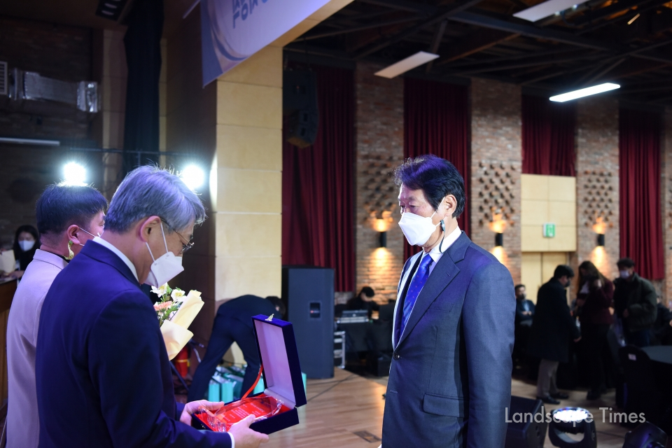 서울시립대학교 서순탁 총장으로부터 도시과학인상을 수상하고 있는 김부식 본지 발행인 ⓒ김진수