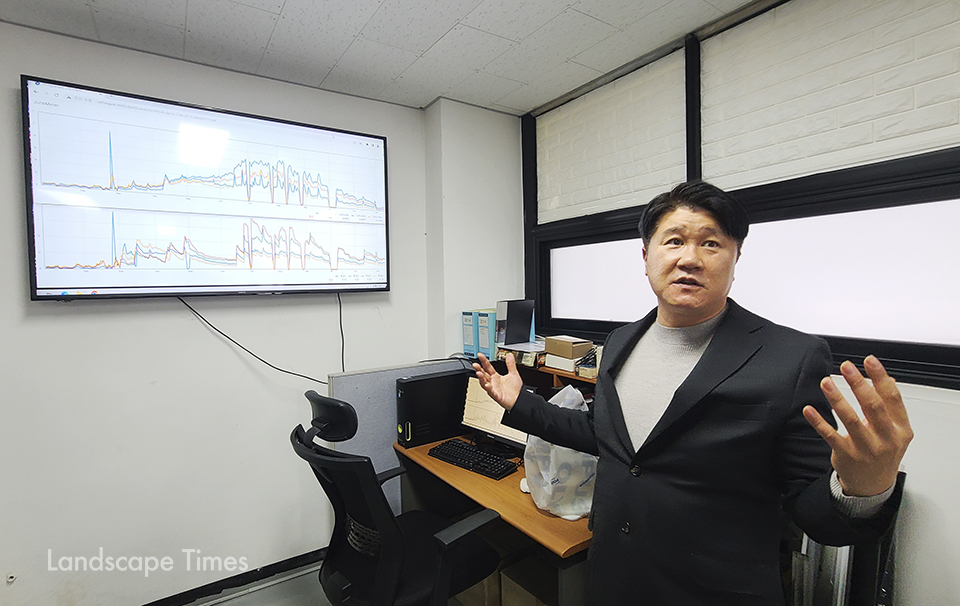 박현준 대표가 성균관대학교 내에 설치한 스마트 수목관리시스템을 통해 전송된 수목변화를 실시간으로 모니터링된 과정을 설명하고 있다.