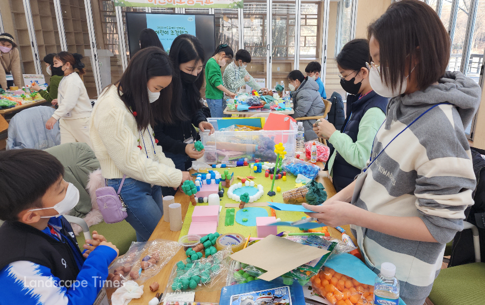 '어린이 조경학교'가 겨울방학을 맞아 지난 11일(수) '서울숲' 커뮤니티센터에서 개최됐다.
