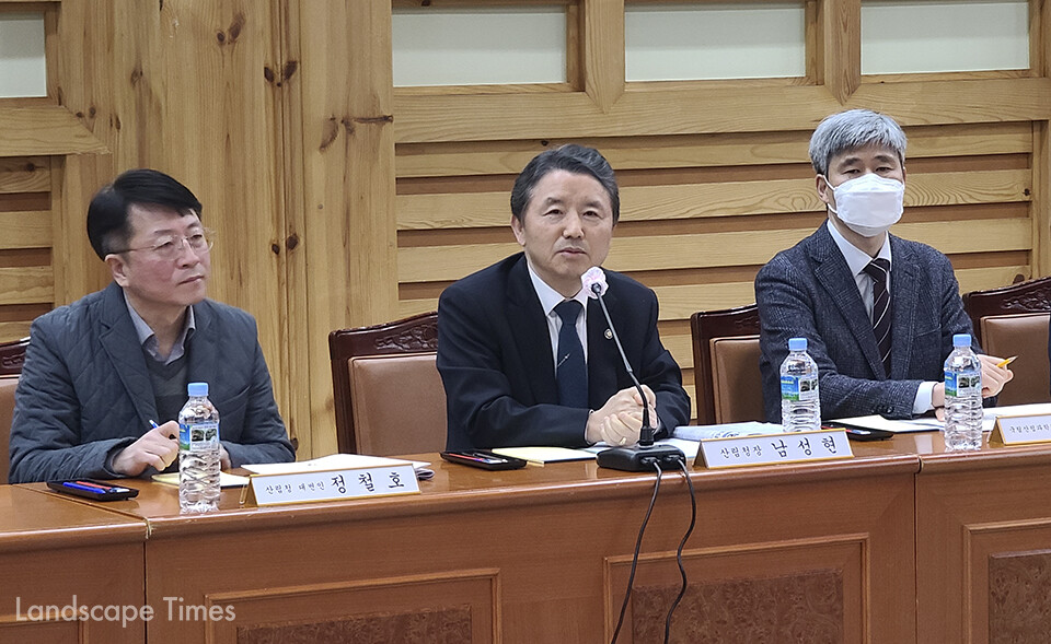 남성현 산림청장(중앙)이 기자간담회에서 올해 산림정책에 대해 설명하고 있다.