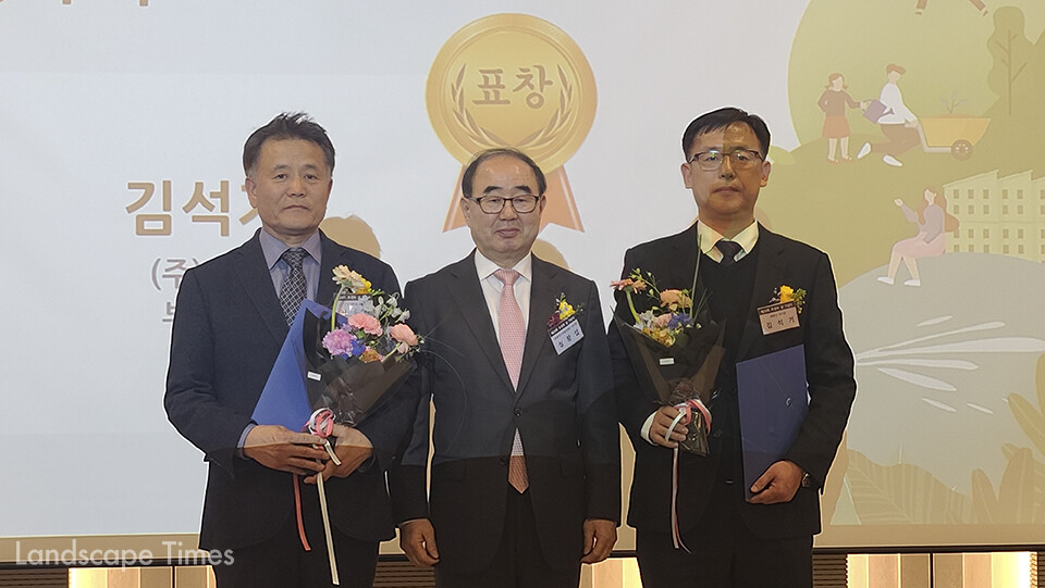 환경부장관상 수상자들. (왼쪽부터) 김도균 교수, 심왕섭 이사장(시상자), 김석기 부사장