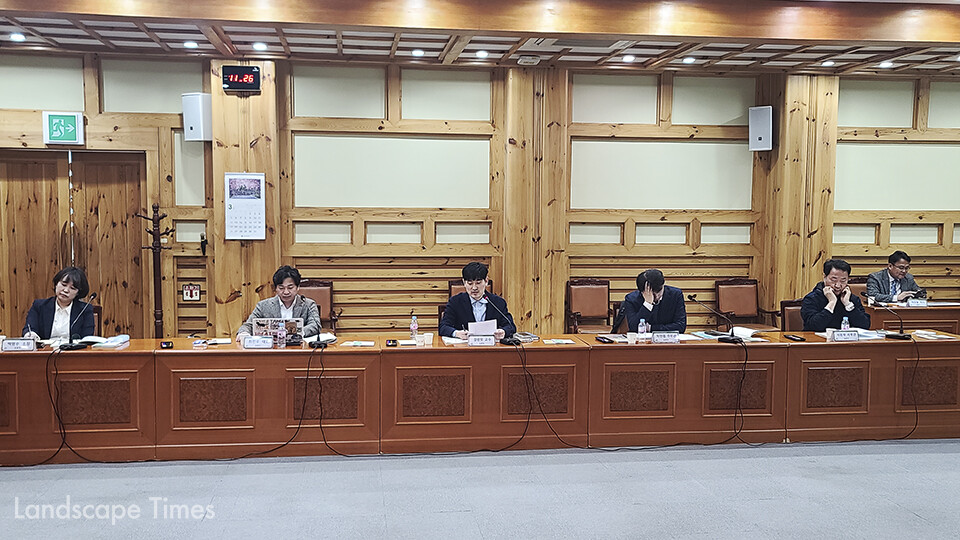 (왼쪽부터) 백명수 소장, 최진우 대표, 강완모 교수, 박찬홍 주무관, 이은우 사무관