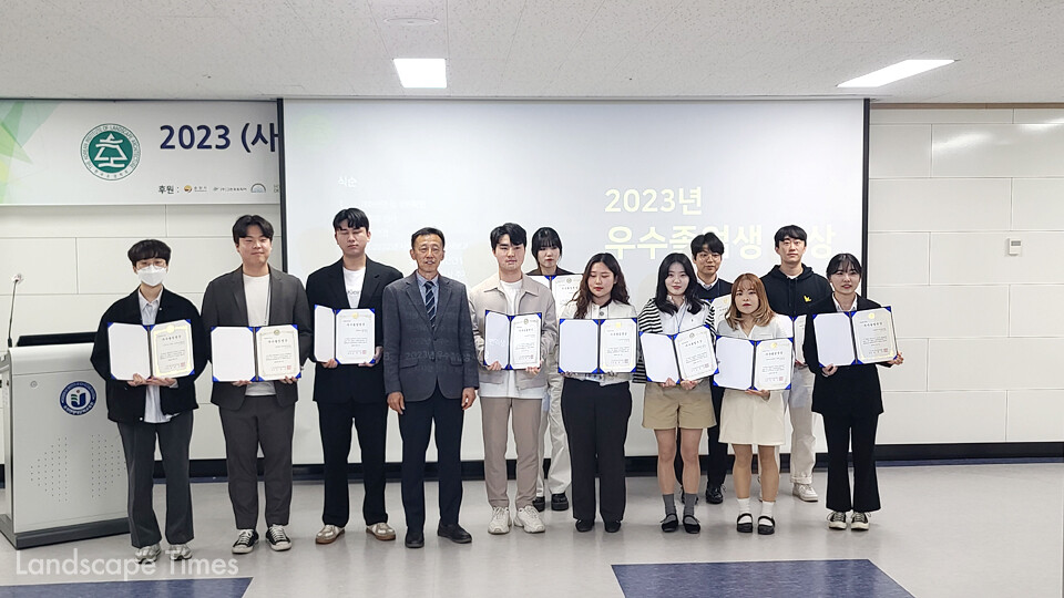 2023년도 우수졸업생 수상자들과 시상자 김태경 학회장(오른쪽에서 4번째)